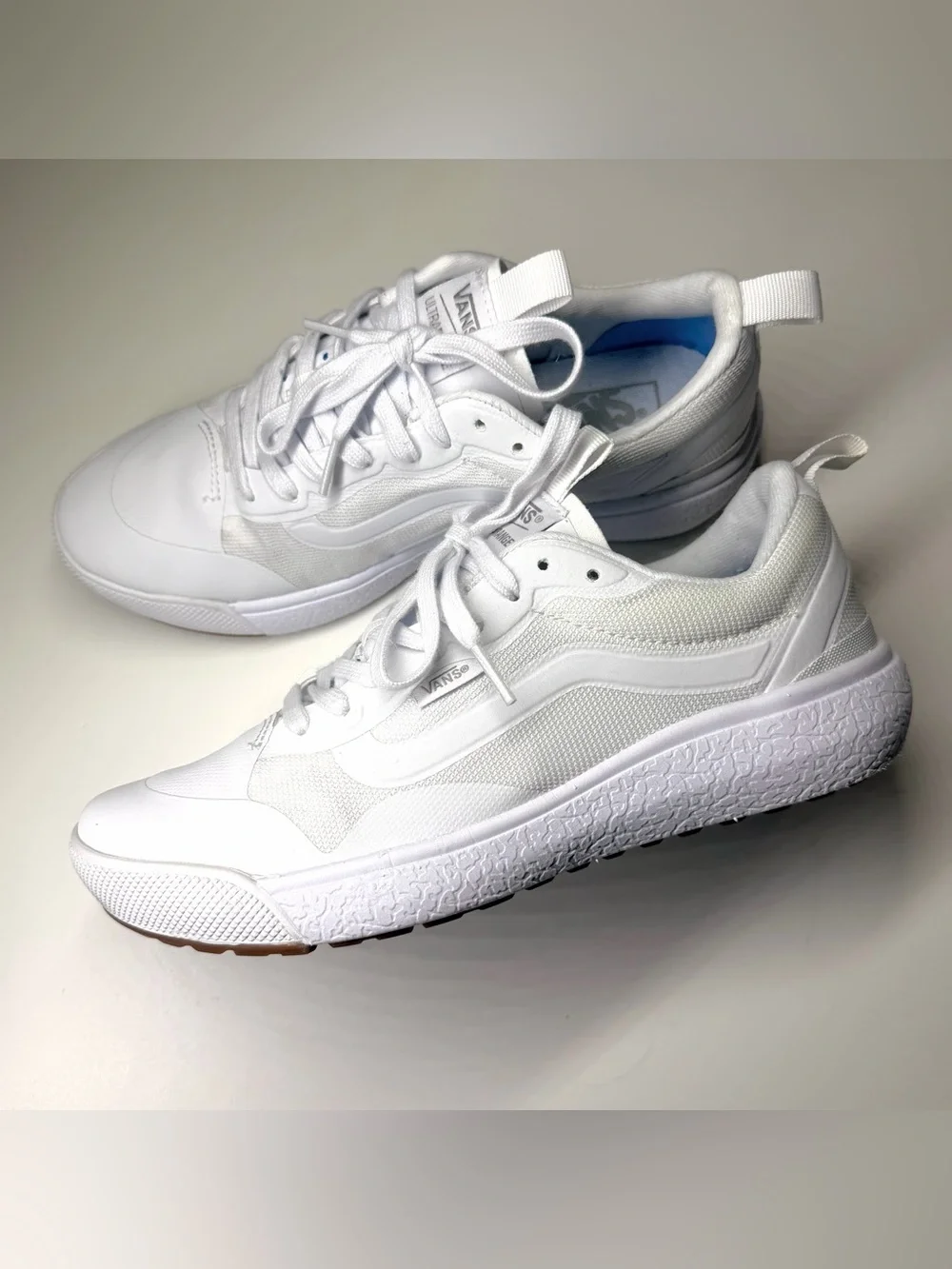 VANS Unisex Ultrarange Exo Low Top Athletic Sneaker Size- Mens 7 / Women’s 8.5